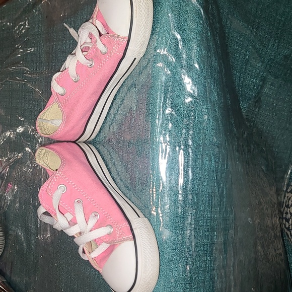 Pink low top converse - Picture 3 of 4